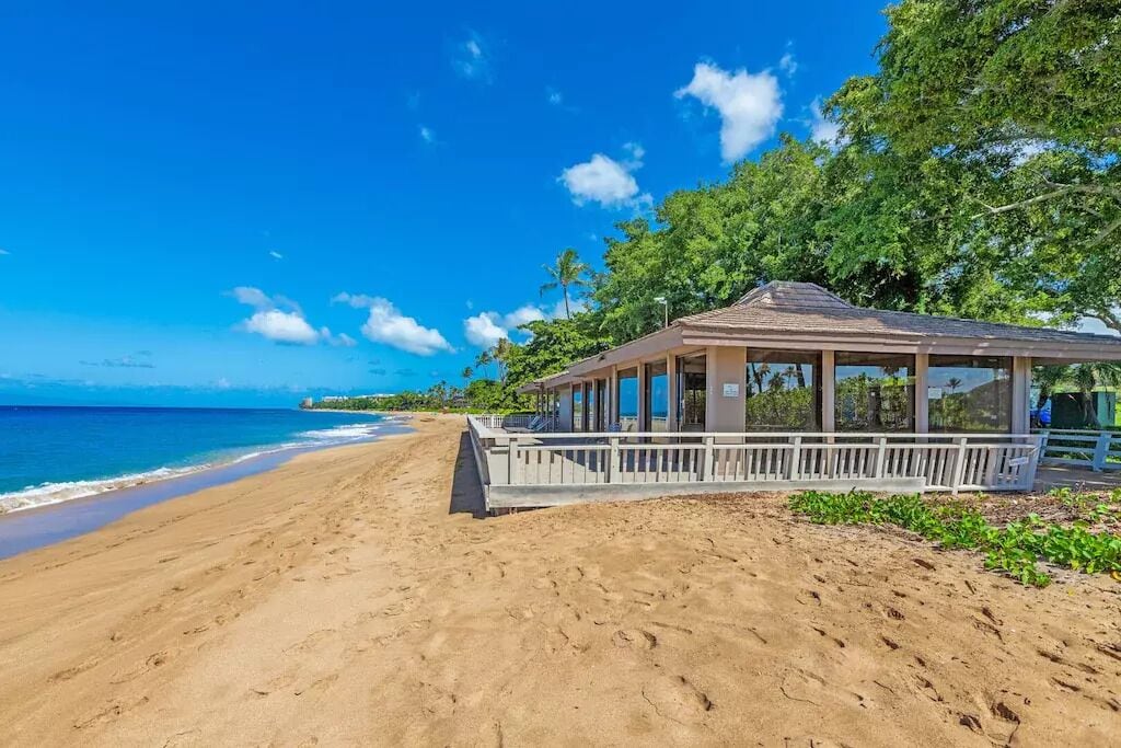 Plage à proximité, chaises longues, serviettes de plage