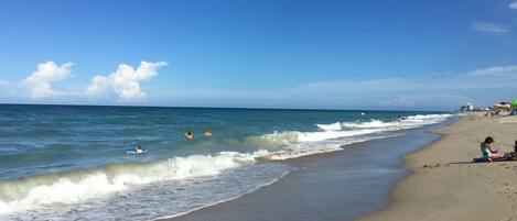 Playa en los alrededores, camastros y toallas de playa
