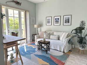 Smart TV, libros, estéreo y monitor de computadora