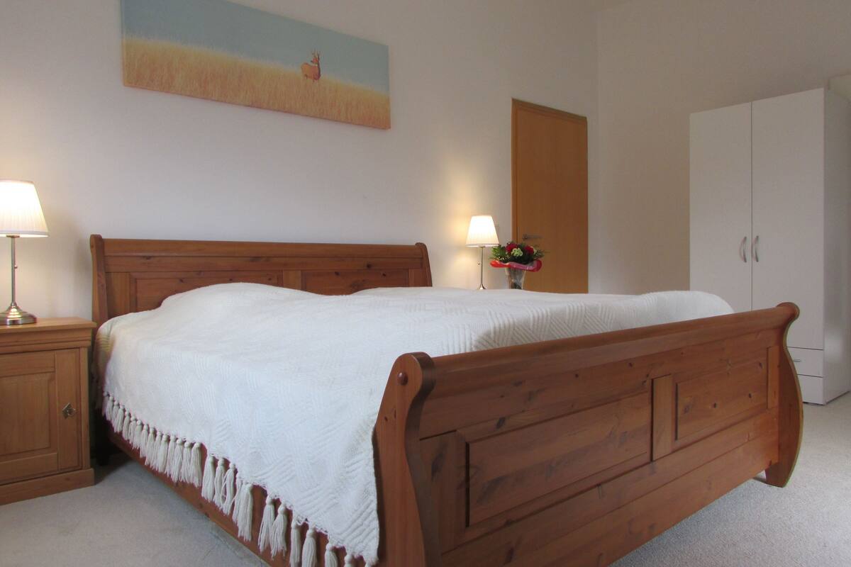 Appartement traditionnel, 1 très grand lit, non-fumeur, vue sur le jardin | Literie de qualité, lit avec matelas en mousse à mémoire
