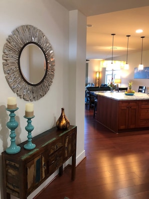Enjoy a spacious room with a central kitchen area, featuring a dining table and chairs.