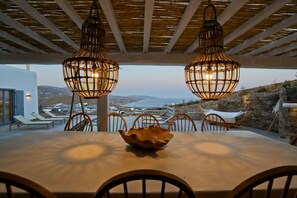 Outdoor dining - Villa Moonflower (Mykonos)