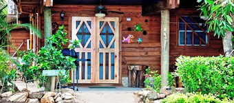 Stay & Dive or Snorkel! Rustic, beach side apartment, steps from the waters edge