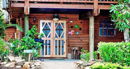 Stay & Dive or Snorkel! Rustic, beach side apartment, steps from the waters edge