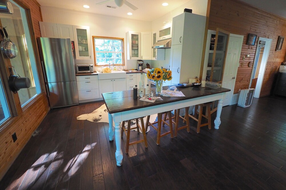 Pretty Lake Guest House On 30 Acres - Minutes From Columbia