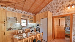 Villa, 1 Schlafzimmer, eigener Pool | Essbereich im Zimmer