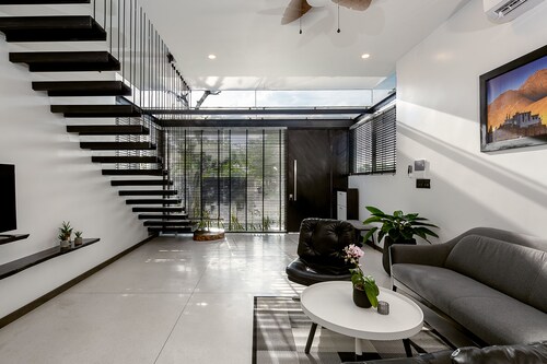 The House 4BR Queen Bed. 1 Living & Dining Room , Kitchen inside Euro Village 