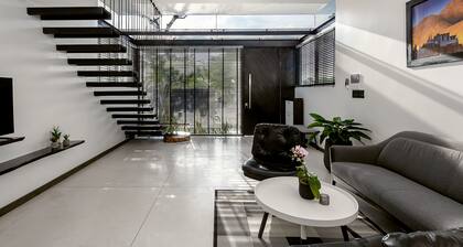 The House 4BR Queen Bed. 1 Living & Dining Room , Kitchen inside Euro Village