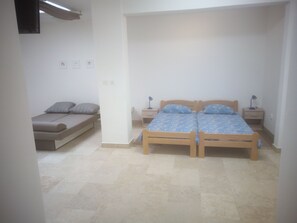 Studio (Ivana) | Soundproofing, iron/ironing board, free WiFi, bed sheets - Apartments Ivana (Pula)