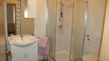 Monolocale (Sendi) | Bagno | Doccia, set di cortesia gratuito, asciugacapelli, asciugamani