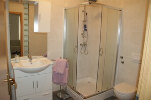 Studio (Sendi) | Bilik Mandi | Pancuran mandi, kelengkapan dandanan diri percuma, pengering rambut 