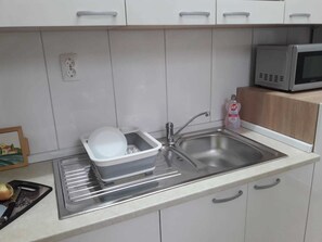 Monolocale (Ivana) | Cucina privata | Frigorifero, microonde, piano cottura, macchina per tè/caffè