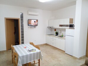 Studio (Sendi) | Soundproofing, iron/ironing board, free WiFi, bed sheets - Apartments Ivana (Pula)