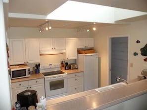 Køleskab, mikrobølgeovn, ovn, kogeplade