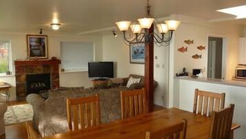 Téléviseur, foyer, lecteur de DVD, table de baby-foot