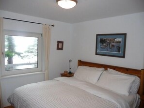 3 habitaciones, tabla de planchar con plancha y cuna de viaje 