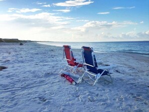 Nära stranden, solstolar och strandhanddukar