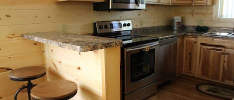 冷蔵庫、電子レンジ、オーブン、コンロ