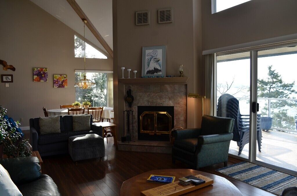 Pender Island Oceanfront House on Orca Highway with Hot Tub - Sleeps 6