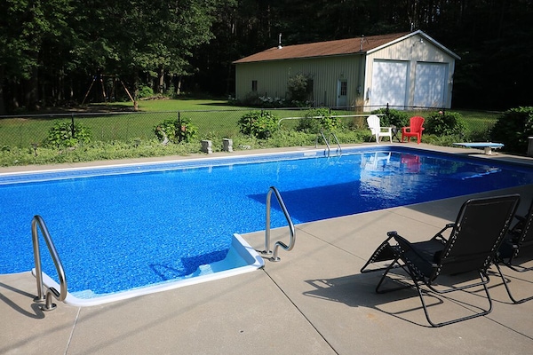 Welcome and relax at the pool!