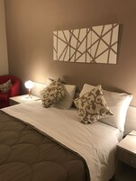 Minibar, muebles diferentes y escritorio 