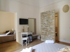 Minibar, muebles diferentes y escritorio