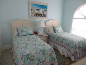 3 bedrooms, iron/ironing board, WiFi, bed sheets - Beautiful Refurbished Saltwater Pool.  One-half mile walk to Vanderbilt Beach (NAPLES)