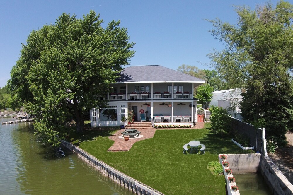 Private home rental 4BR 3.5 Bath (Lake Manawa, IA)