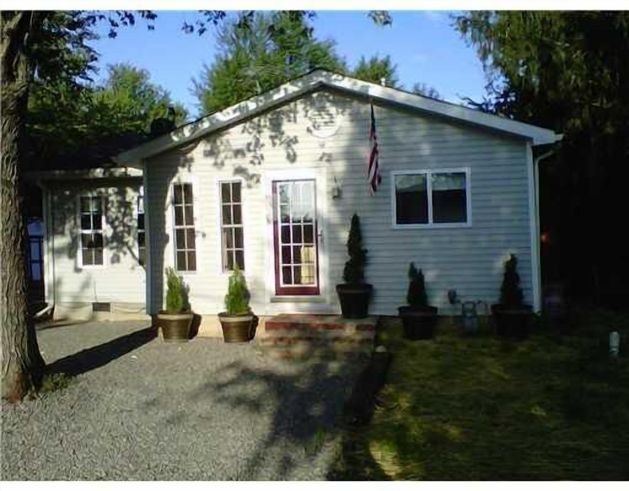 Cozy Cottage Getaway at Indian Lake!