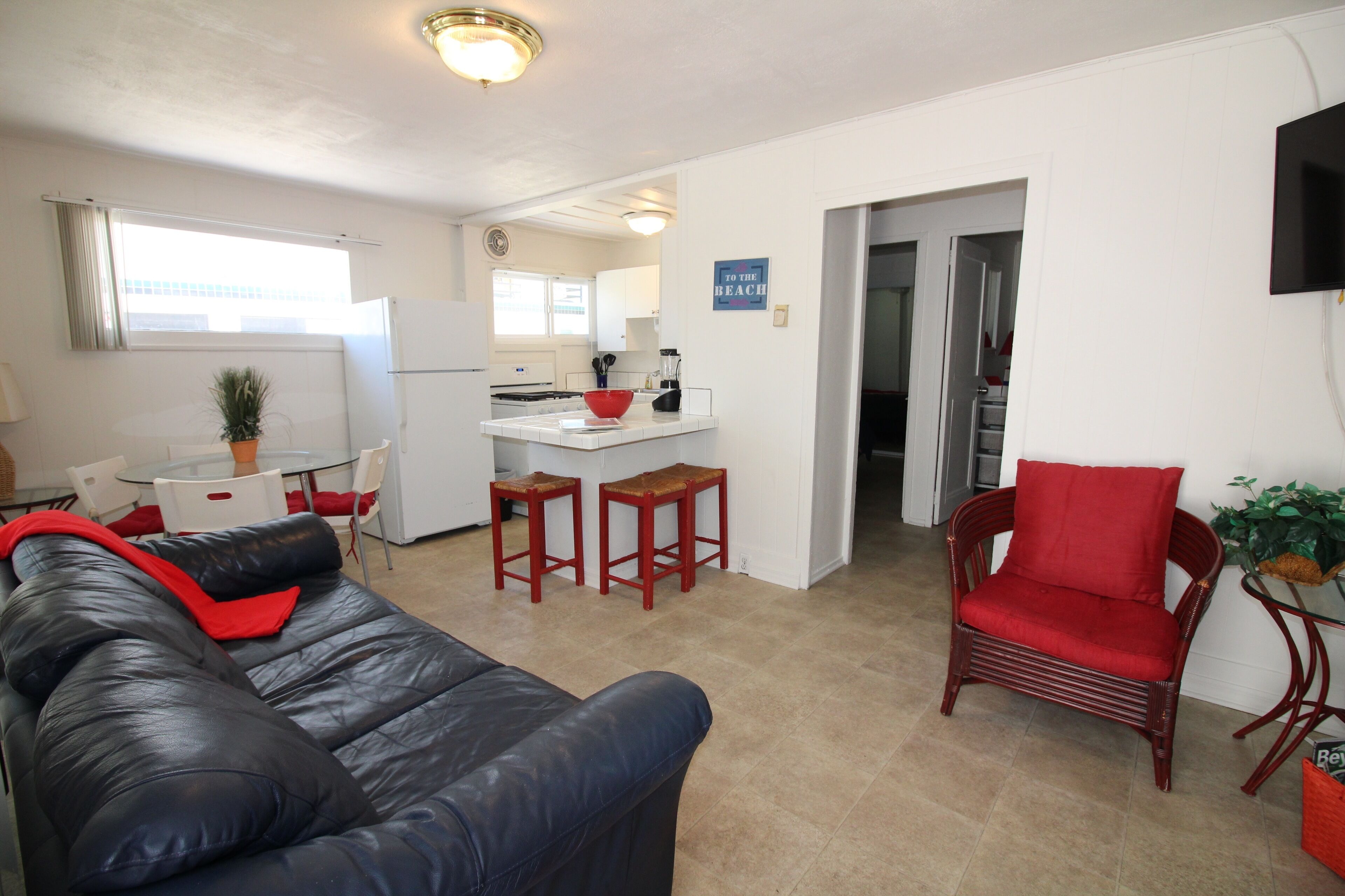 Ocean View Beach Cottage, Steps To Ocean - 4BR, 2BA- Sleeps 8