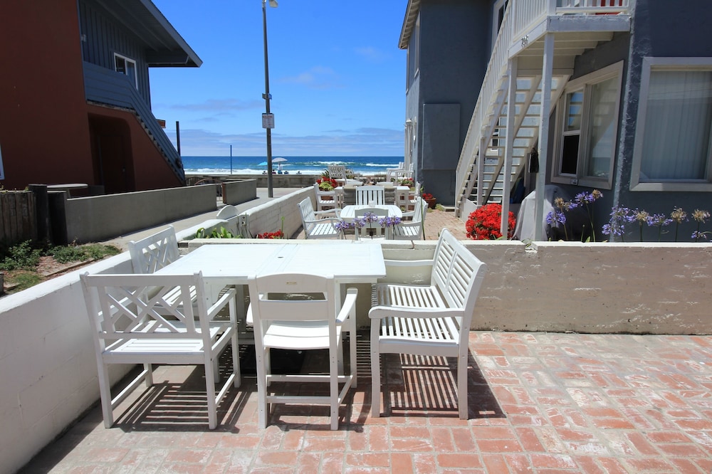 Ocean View Beach Cottage, Steps To Ocean - 4BR, 2BA- Sleeps 8