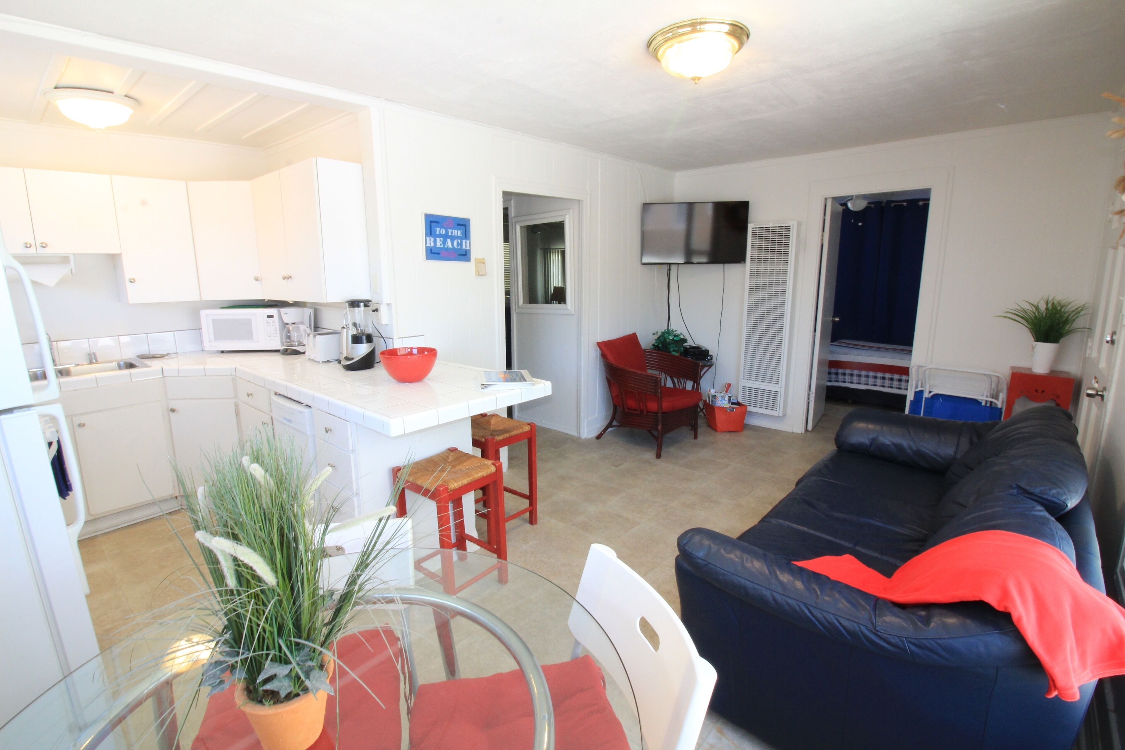 Ocean View Beach Cottage, Steps To Ocean - 4BR, 2BA- Sleeps 8