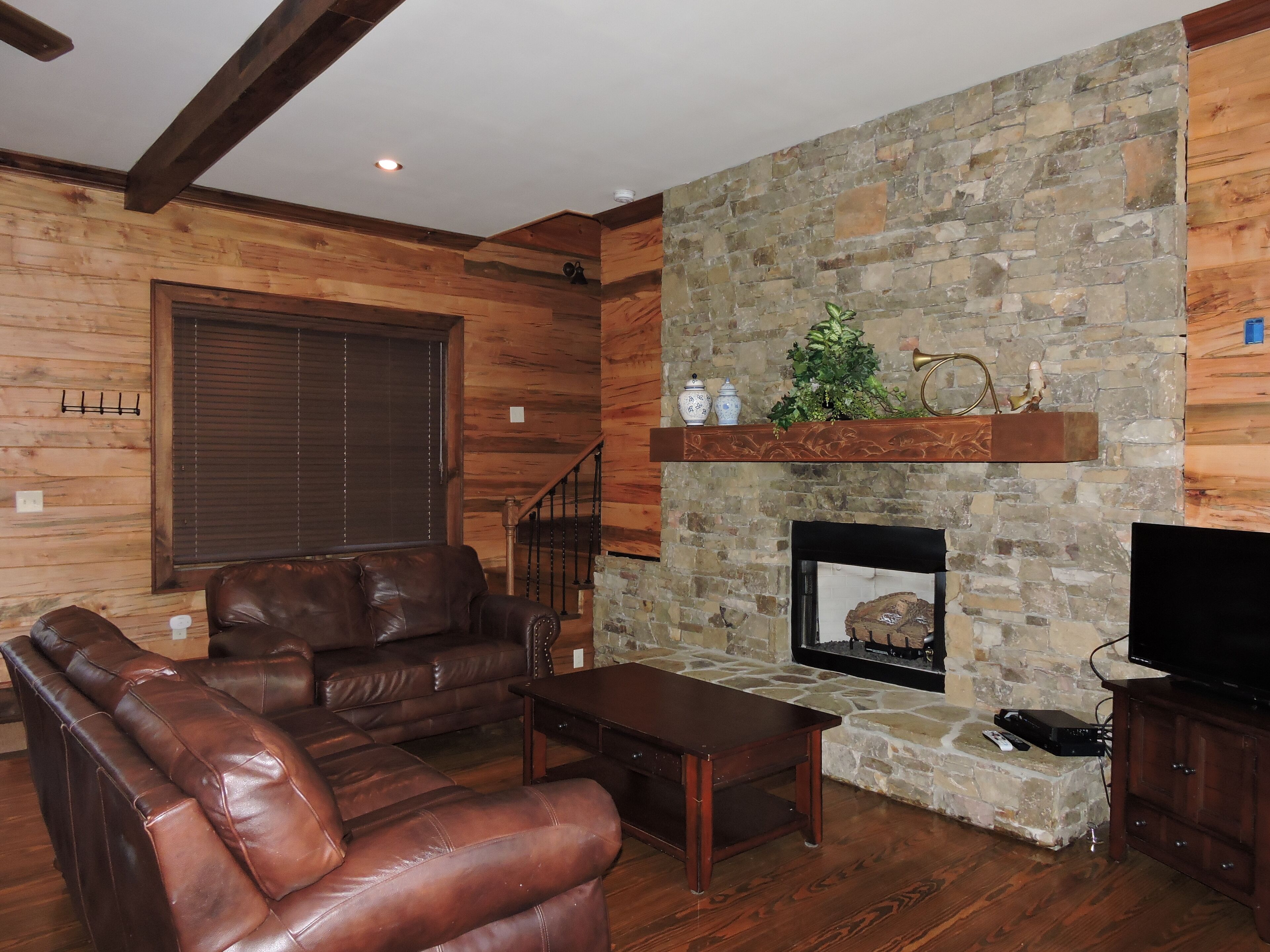 One of a kind 3br Riverfront house w/ fire pit, Hot Tub over looking river. 