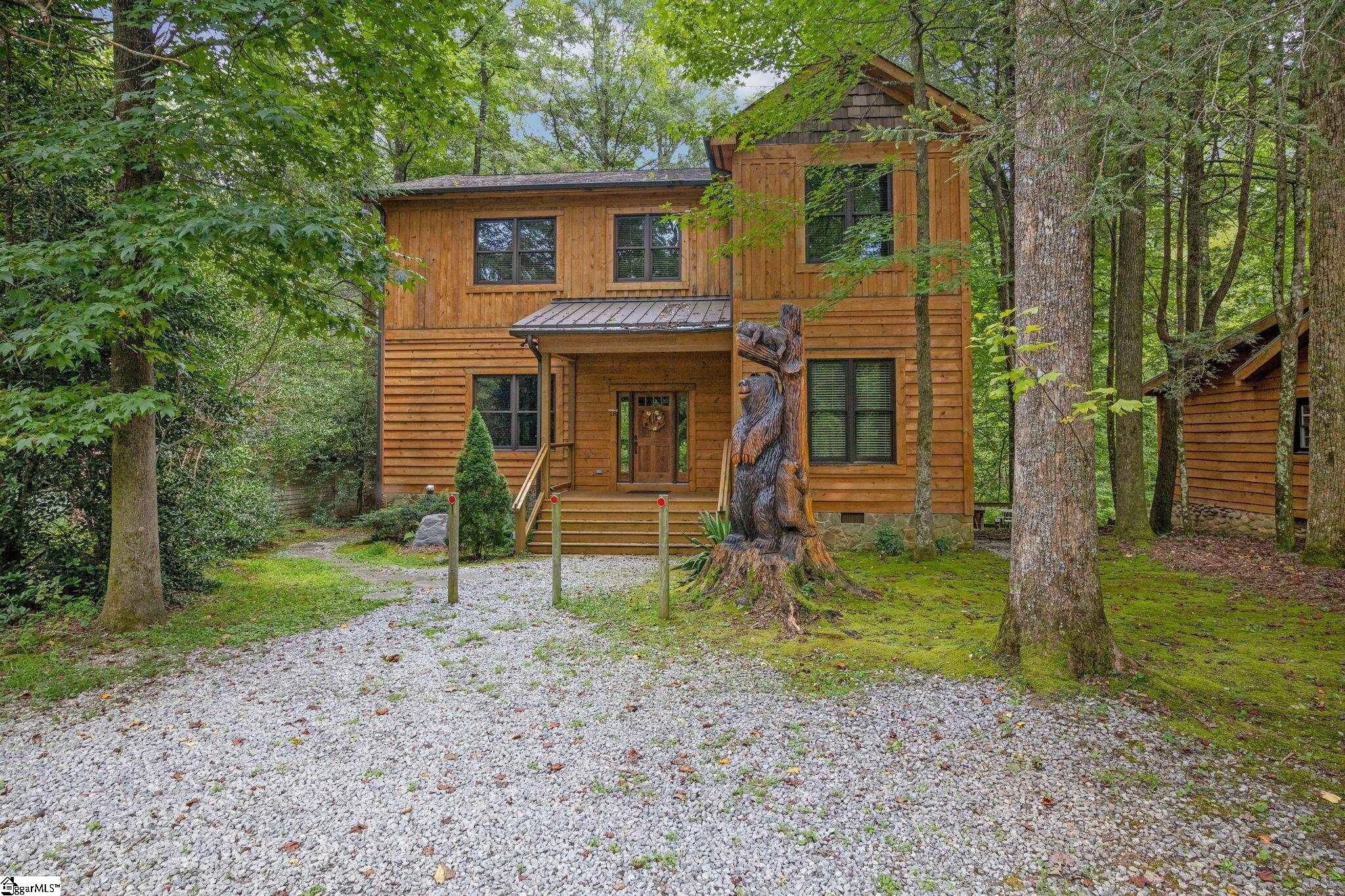 One of a kind 3br Riverfront house w/ fire pit, Hot Tub over looking river. 