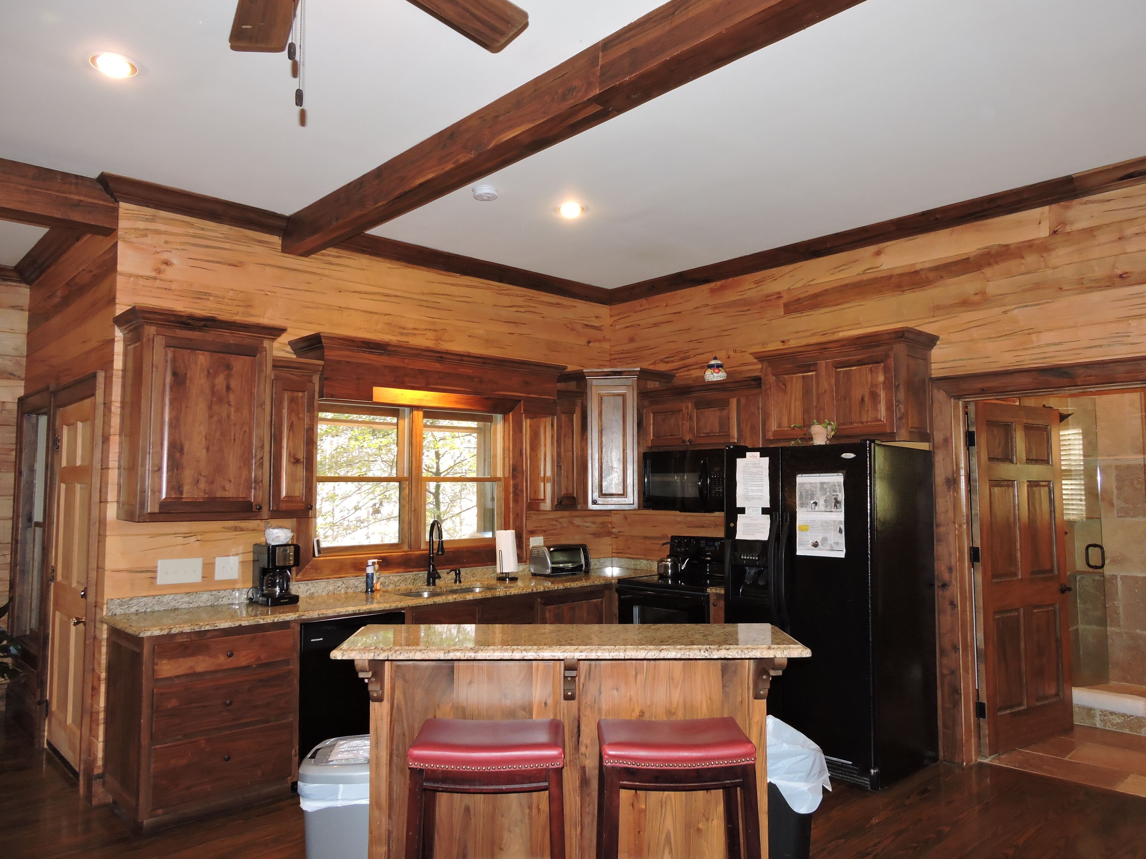 One of a kind 3br Riverfront house w/ fire pit, Hot Tub over looking river. 