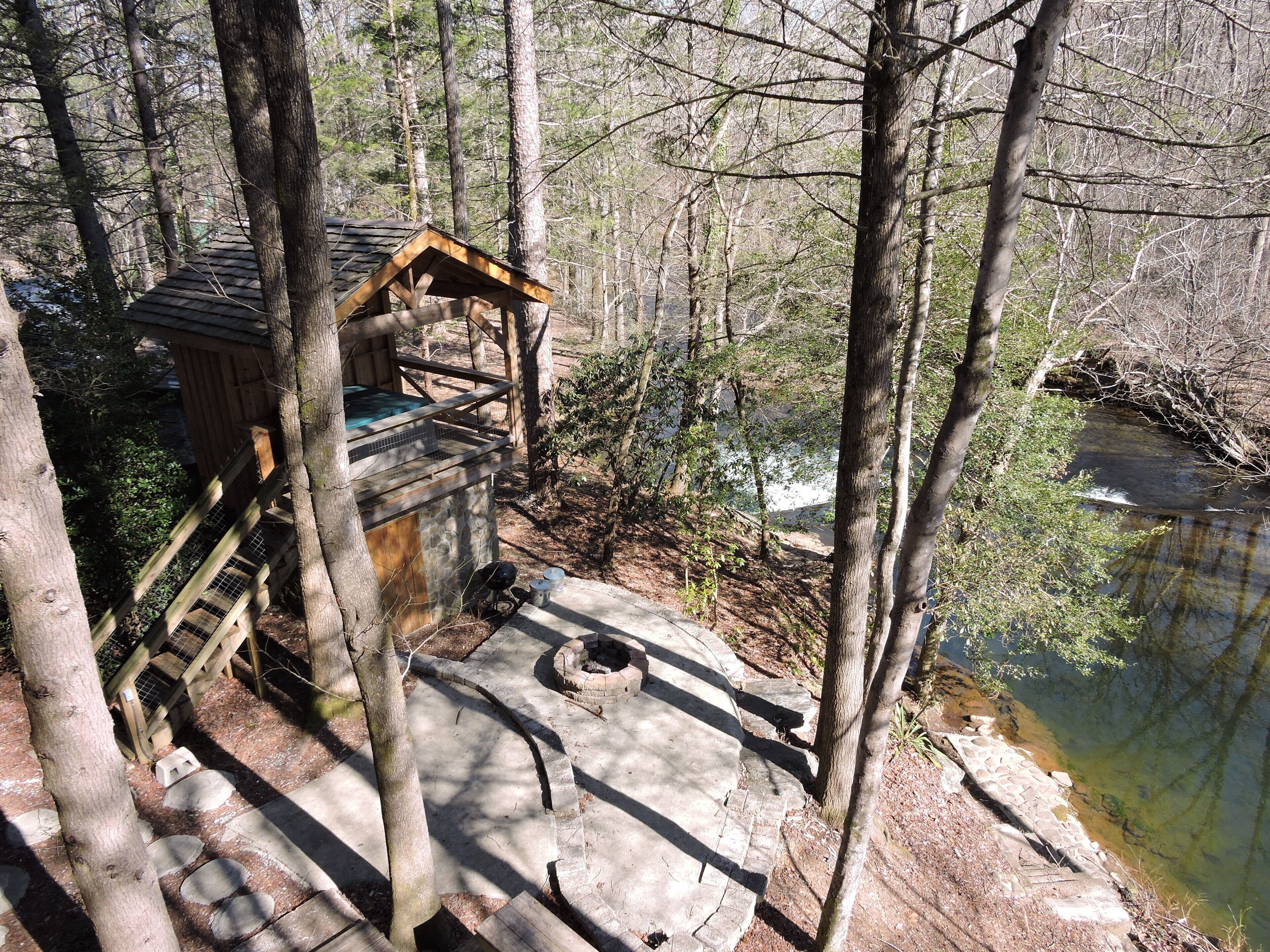 One of a kind 3br Riverfront house w/ fire pit, Hot Tub over looking river. 