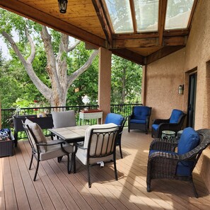 Outdoor dining - Colorado Springs Mesa Retreat (Colorado Springs)