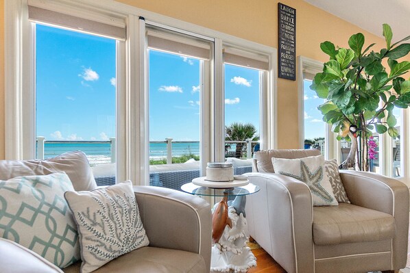 Smart-TV, Kamin, Bücher, Stereoanlage