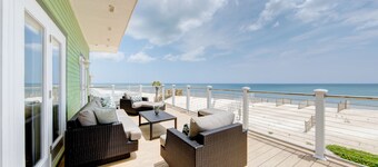 Beachfront 2 Apartments 1 House Nature all around, just 25 steps to Ocean water