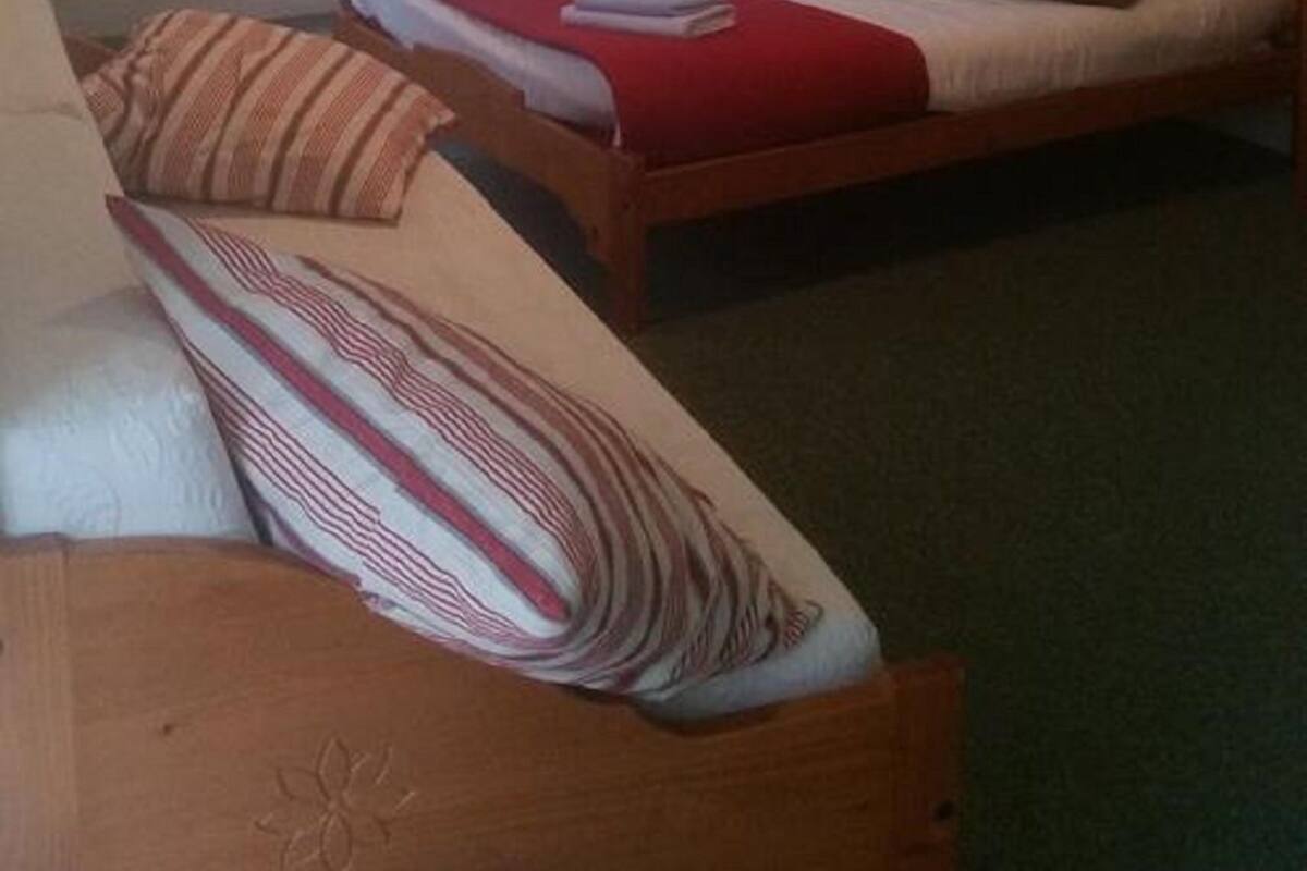 Une chambre à coucher avec un lit, un canapé et un miroir.