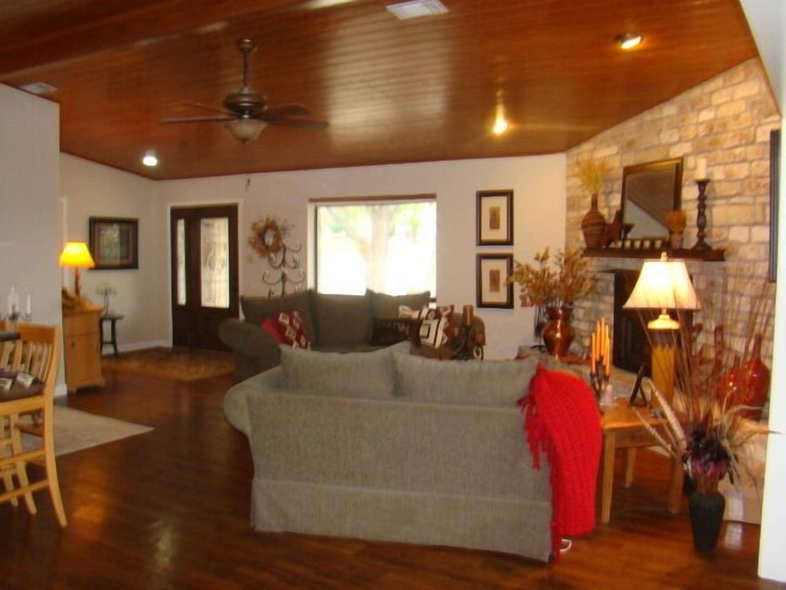 MILLION DOLLAR VIEWS!!!   Beautiful hill top house with views of lake LBJ!  3 bedroom 3 bath house