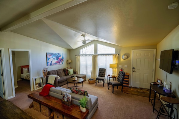 Flat-screen TV, books, video library - The Blue Willow *NEW (Page)