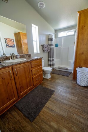 Combined shower/bathtub, hair dryer, towels, shampoo - The Blue Willow *NEW (Page)