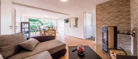 Bungalow (big - incl. cleaning fee 40 EUR) | Living area | Table tennis