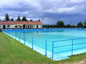 حمّام سباحة خارجي موسمي