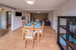Bungalow (big - incl. cleaning fee 40 EUR) | Servicio de comidas en la habitación