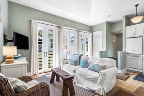 Televisio, takka, DVD-soitin, videokirjasto