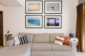 Televisie, een open haard en een stereo