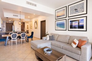 Televisie, een open haard en een stereo