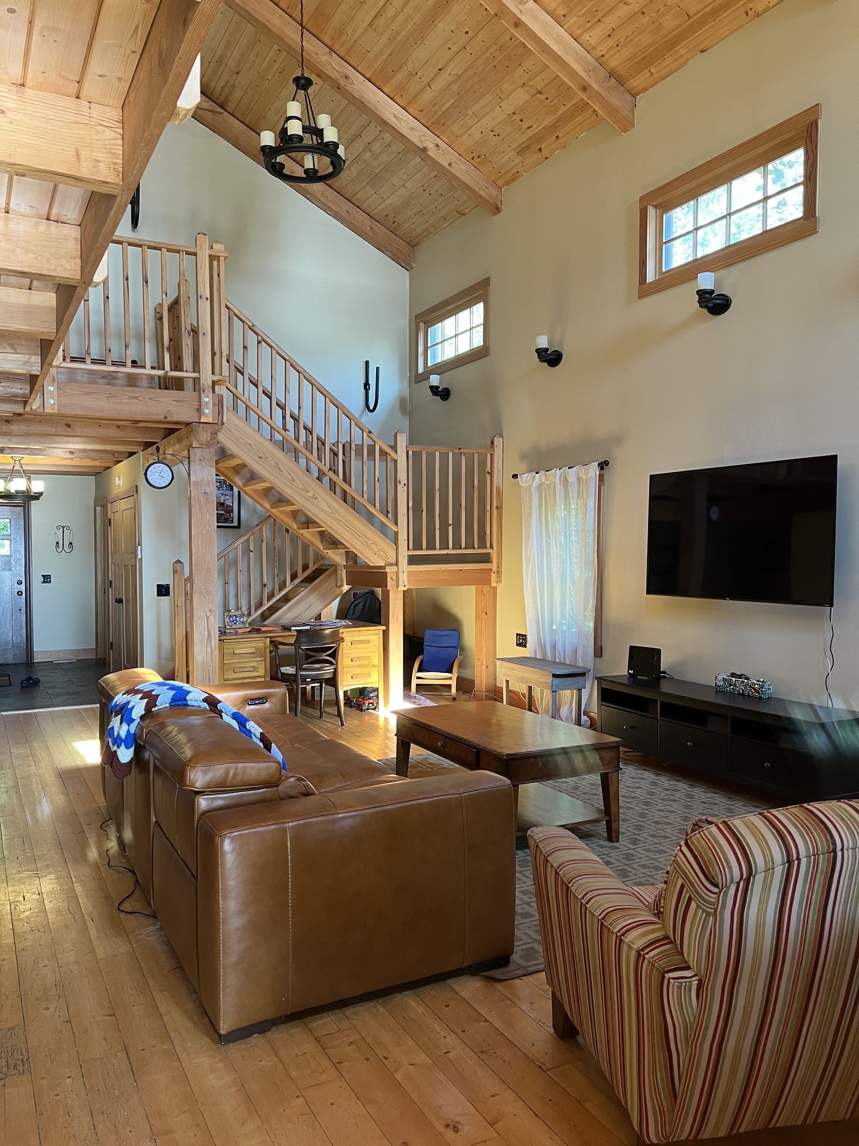 Lake Front Timber Frame, Hot Tub, Fireplace, Sand Beach, BBQ